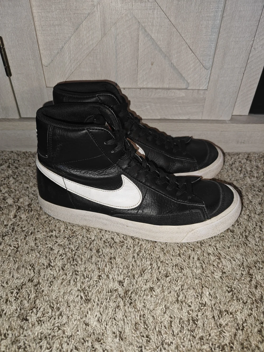 Nike Blazer Mid '77 Vintage sneakers in black with a white swoosh 6Y